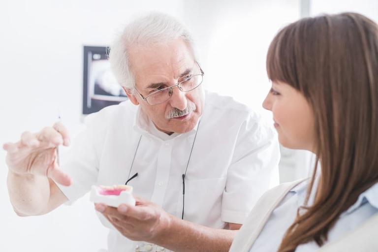 Zahnlücken machen vergesslich. Schützen Sie ihre geistige Gesundheit mit modernster Implantatprothetik von den Zahnexperten bei Schmalhofer & Partner in Regensburg. 