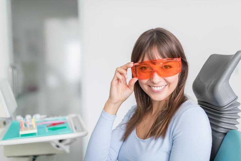 Schöne weiße Zähne ohne Nebenwirkungen: Moderne Zahnästhetik bei Dr. Schmalhofer & Partner in Regensburg.