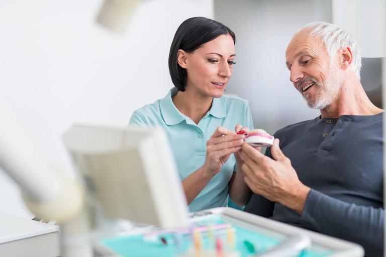 White Spots entdeckt? Lassen Sie Ihre Zähne frühzeitig kontrollieren – wir sind für Sie da. Jetzt Termin in der Zahnarztpraxis Dr. Schmalhofer & Partner in Regensburg sichern!